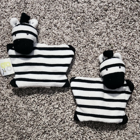Goldbug Other - Striped Zebra Plush Carseat Strap Covers